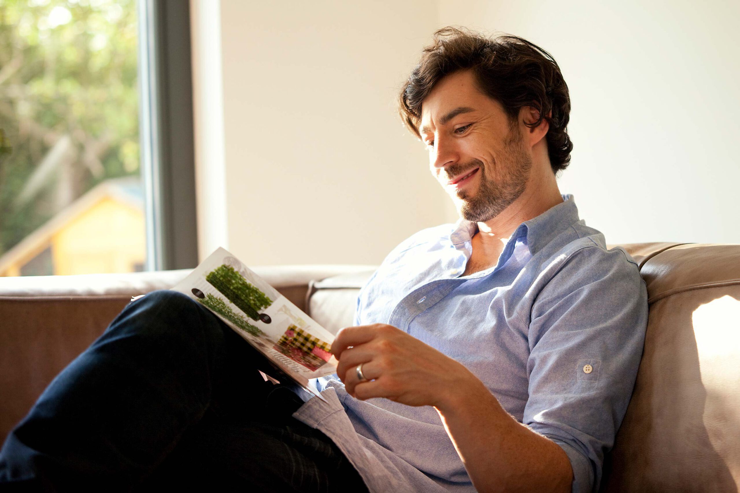 Man sitzt auf der Couch und liest den Lesezirkel